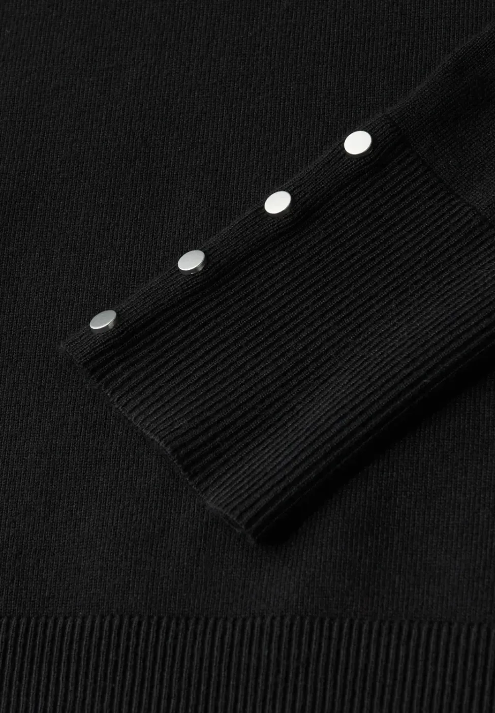 Trui met knoopdetail
