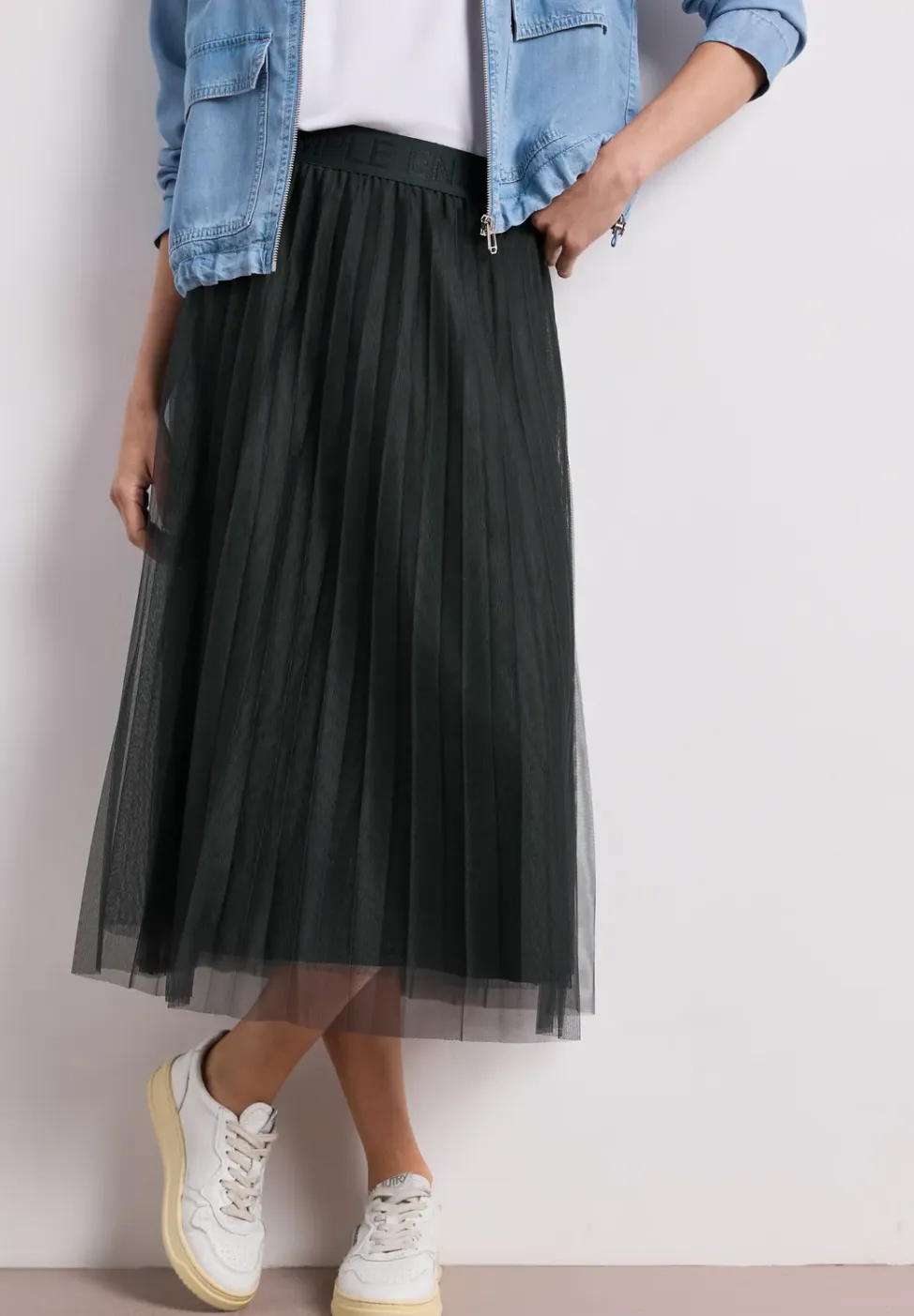 Tule midirok met geplooide structuur
