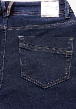 Uitgespoelde gewassen jeans
