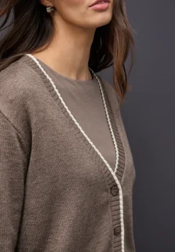 Vest met contrasterende details