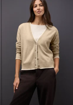 Vest met contrasterende details