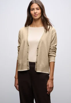 Vest met contrasterende details