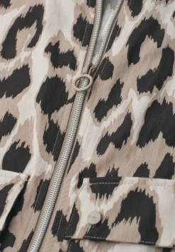Vest met opstaande kraag en leopatroon
