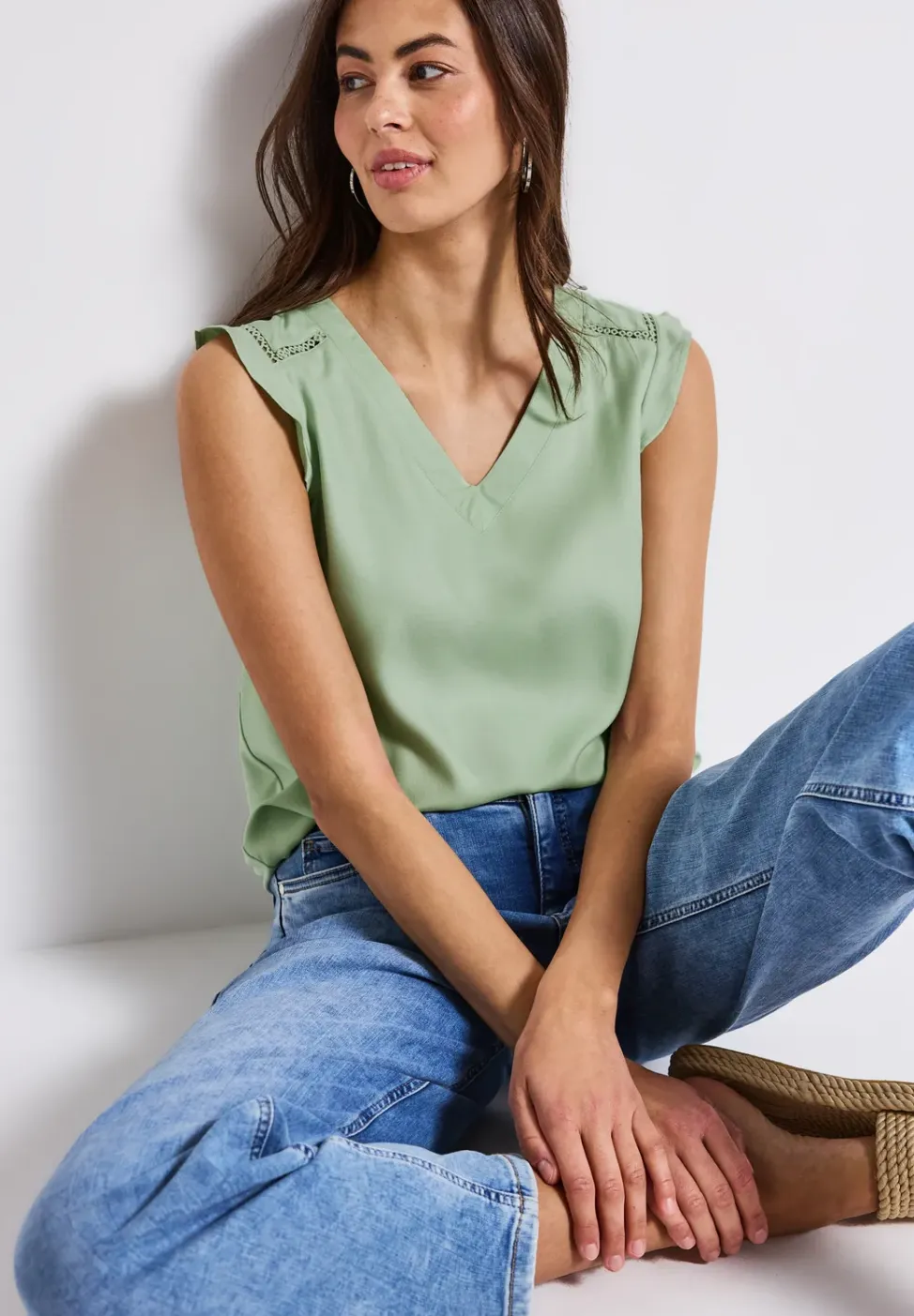 V-hals top met gehaakte details
