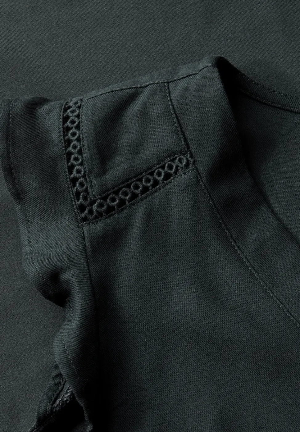 V-hals top met gehaakte details
