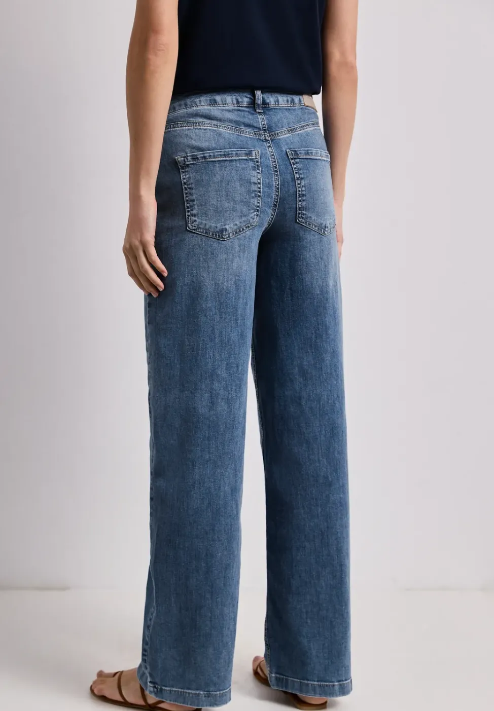 Wide Legs jeans met knoopdetails
