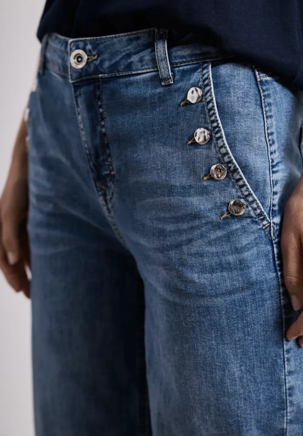 Wide Legs jeans met knoopdetails