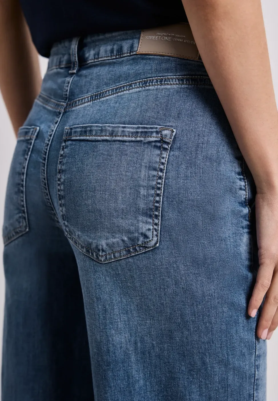 Wide Legs jeans met knoopdetails