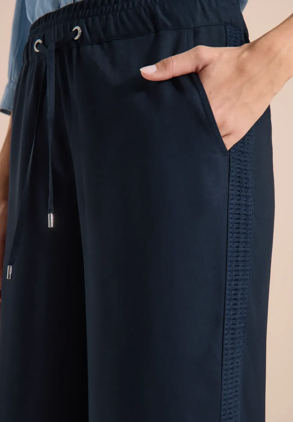 Wide Legs broek met ton-sur-ton tape detail