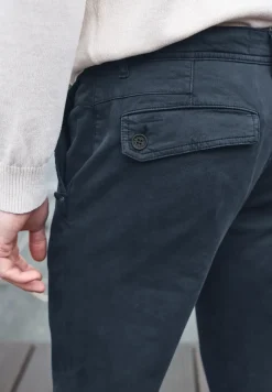Zachte chino's in een verwassen look