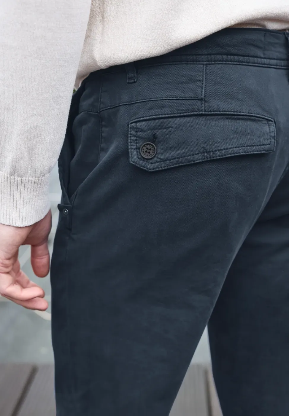 Zachte chino's in een verwassen look