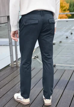 Zachte chino's in een verwassen look
