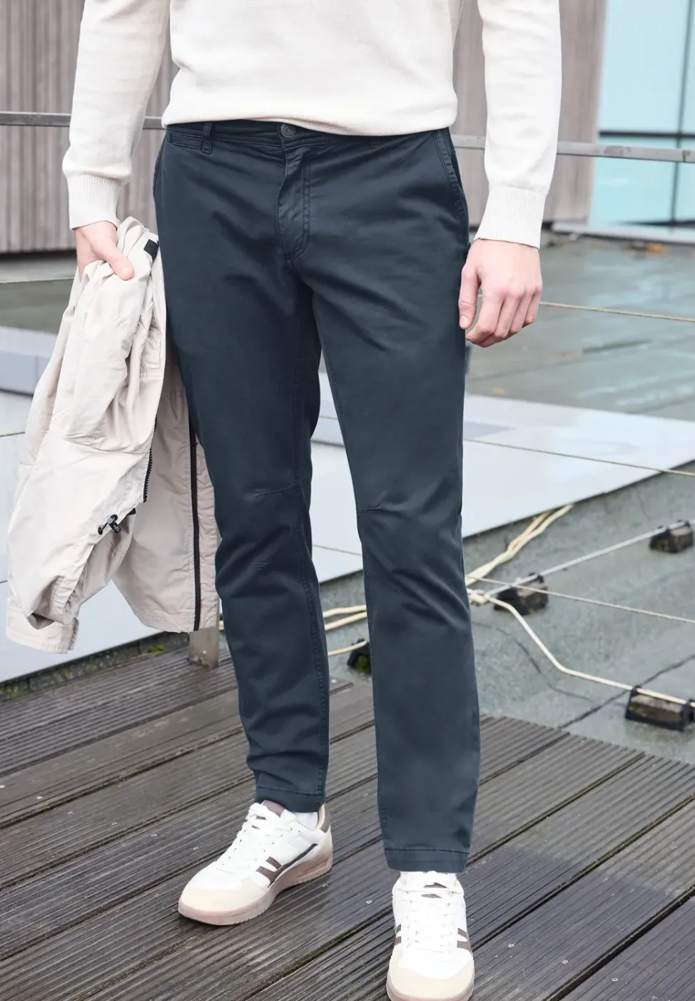 Zachte chino's in een verwassen look