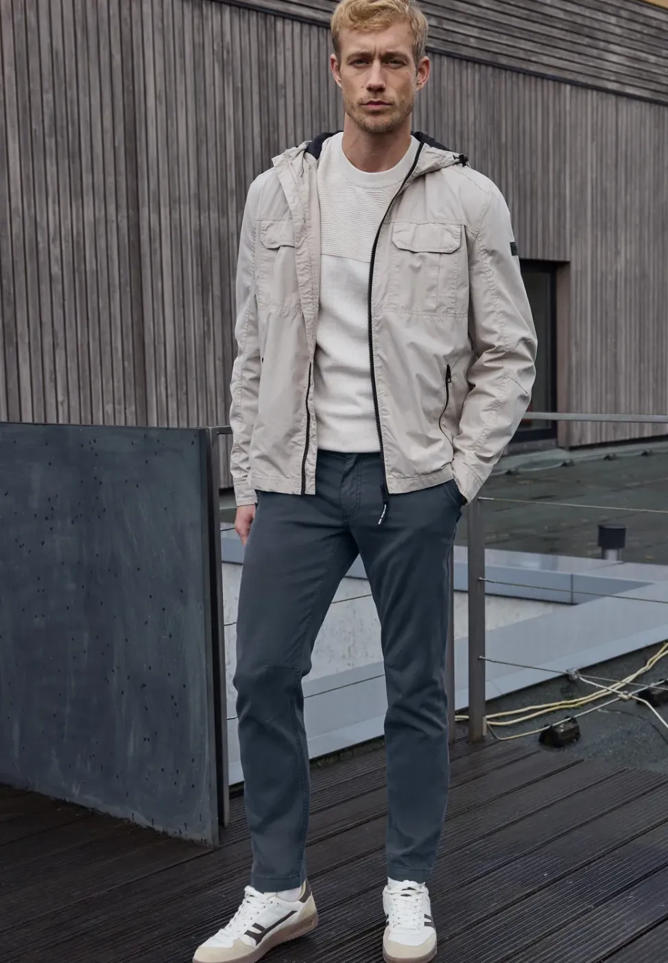 Zachte chino's in een verwassen look